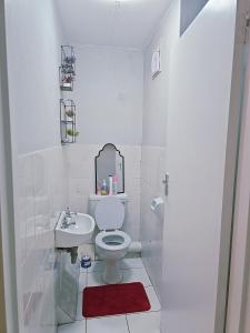 Ένα μπάνιο στο Blouberg 2 bedroom apartment