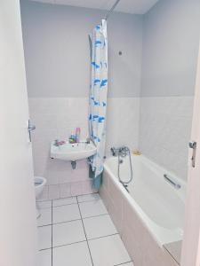 Ένα μπάνιο στο Blouberg 2 bedroom apartment