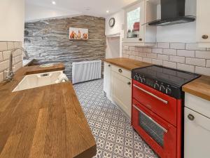 Kuchyň nebo kuchyňský kout v ubytování Tegfryn Cottage