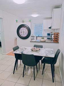 Η κουζίνα ή μικρή κουζίνα στο Blouberg 2 bedroom apartment