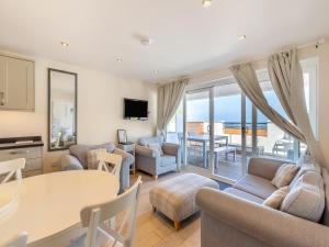 ein Wohnzimmer mit Blick auf das Meer in der Unterkunft 5 Curlew, The Cove in Brixham