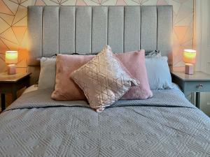 CrossgatesにあるHomely Baseの枕が置かれたベッドのある寝室 +1枚の写真