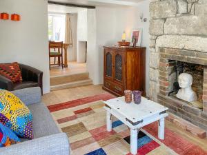 ein Wohnzimmer mit Couch und Kamin in der Unterkunft Mallams Art House in Castletown