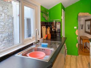 eine Küche mit grünen Wänden und einem Waschbecken in der Unterkunft Mallams Art House in Castletown + 16 Fotos