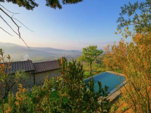 - Vistas a la piscina desde la casa en Villa in Mammi with Pool near Florence, en Castiglion Fiorentino