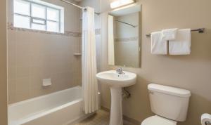 a bathroom with a sink and a toilet and a tub at Arsuz yas Apart in Arsuz