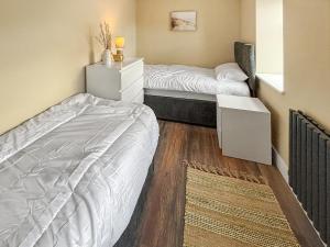 Un dormitorio con dos camas y una cómoda. en Harbour Heights, en Bridlington 9 fotos más