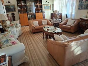 马普托Maria's place的带沙发和咖啡桌的客厅