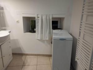 Η κουζίνα ή μικρή κουζίνα στο Maison de village cosy avec terrasse privée +26 φωτογραφίες