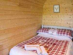 a bedroom with two beds in a log cabin at Cuddfan - Uk49673 in Brynsiencyn