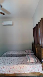 a bed in a bedroom with avertisementatronatronatronstrationstrationstration at Pousada Rancho Dona Lú Solo in Pereira Barreto