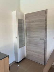 Habitación con baño con puerta corredera. en Eau caillou, en Mettet