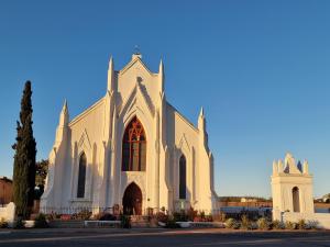a white church with a blue sky in the background at Karoocible in Ladismith
