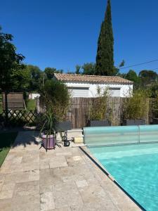 une cour avec une piscine et une clôture dans l'établissement Cottage a Vidauban, à Vidauban 1 autre photo