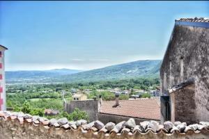 une vue depuis le toit d'un immeuble dans l'établissement Casa Beatrice, à Campochiaro