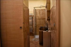une salle de bain avec douche et lavabo dans l'établissement Casa Beatrice, à Campochiaro 29 autres photos