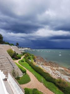 a view of a beach with boats in the water at Appartement pieds dans l'eau, Locquirec in Locquirec
