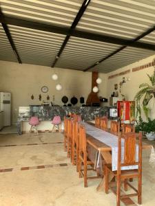 a dining room with a table and chairs in a room at Chacara Jaguariuna - SP in Jaguariúna