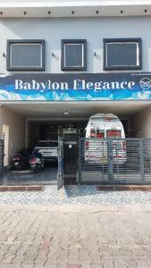 Foto sihtkohas Mathura asuva majutusasutuse Hotel Babylon Elegance near krishna janam bhoomi galeriist