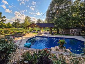 Kolam renang di atau dekat dengan Lakefront 6BR house with Pool, Game Room & Private Pier