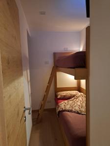 a small room with two bunk beds in it at Appartamento di Lusso con Vista Lago a Misurina - Cortina in Misurina