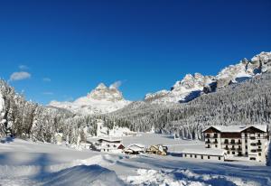 a resort in the mountains covered in snow at Appartamento di Lusso con Vista Lago a Misurina - Cortina in Misurina