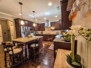 Dapur atau dapur kecil di Lakefront 6BR house with Pool, Game Room & Private Pier