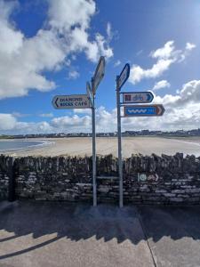 a street sign in front of a beach at 2 Cois Farraige in Kilkee +2 photos