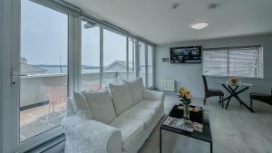 TV a/nebo společenská místnost v ubytování Bella Vista Hotel & Self Catering Suites