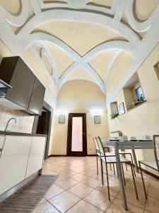 a kitchen with a table and chairs and a ceiling at Casa dell'Edera T in Orvieto +70 photos