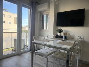 a dining room with a table and chairs and a tv at Studio beniamin CENTRUM GDYNI in Gdynia