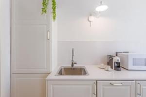 Kuchyň nebo kuchyňský kout v ubytování Dimora d'autore - L'arte di Vivere Modena