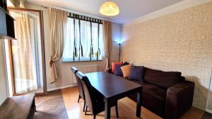 un salon avec un canapé et une table dans l'établissement Lux Apartment Art, à Polanica-Zdrój
