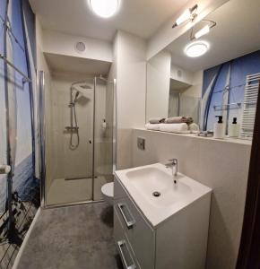 une salle de bain avec un lavabo, une douche et des toilettes dans l'établissement Lux Apartment Art, à Polanica-Zdrój 19 autres photos