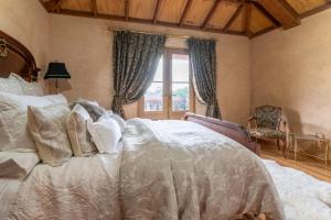 ein Schlafzimmer mit einem weißen Bett und einem Fenster in der Unterkunft Adelaide Heritage Home with Vintage Charm in Evandale