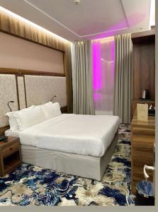 a bedroom with a large white bed in a room at فندق فيجن دايموند in Makkah