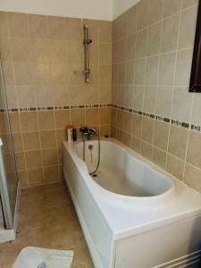 y baño con bañera y lavamanos. en A Spacious Villa to Entertain, en Aglantzia