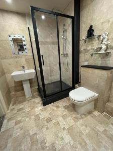 un bagno con doccia, WC e lavandino di Goleufryn Abersoch has the main house and 2 barns ad Abersoch