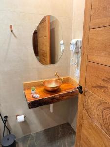 a bathroom with a wooden sink and a mirror at Riquezas de Lavras Novas - Chalé Safira in Lavras Novas