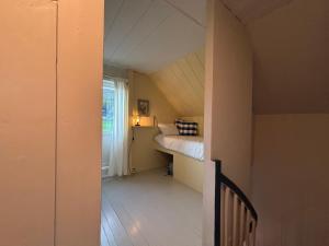 トロムソにあるCentral and rural house with beautiful viewのベッドと窓のある小さな寝室