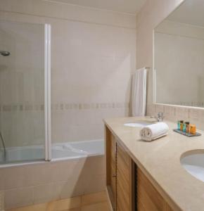 Ένα μπάνιο στο Estréla da Luz Valerie studio enjoy gym and indoor pool +61 φωτογραφίες