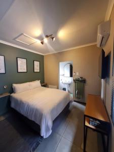 ポチェフストルームにあるRiver Suite at On-the-Upの大きなベッドと洗面台のある寝室