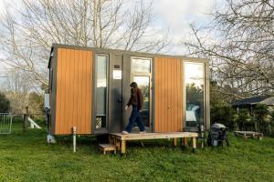 怀希Misty Mountain View by Tiny Away的一个人走进一间小房子