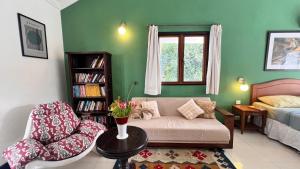 Posezení v ubytování 3 BHK Villa in Arpora with Pool access,5 Mins to Baga