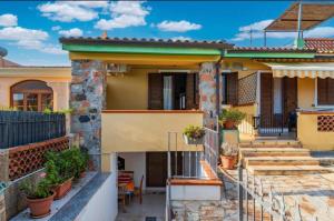 ein Haus mit Pflanzen an der Vorderseite in der Unterkunft Casa Alva in Bari Sardo