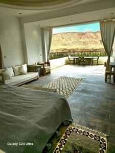 a bedroom with a bed and a view of a desert at Villa A'Kabar Guest House in Tamdakht