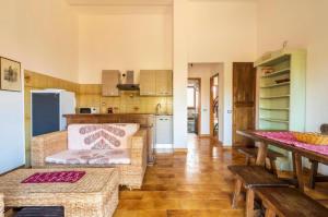 eine Küche mit Tisch und ein Esszimmer in der Unterkunft Casa Alva in Bari Sardo