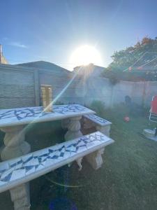 Una mesa de picnic en un patio con el sol detrás. en VIVA clara, en Santa Clara del Mar