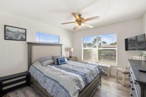 Ένα ή περισσότερα κρεβάτια σε δωμάτιο στο Apollo Beach Waterfront 4BR with Dock and Near Tampa +18 φωτογραφίες