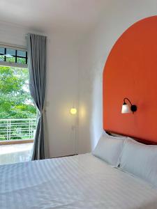 En eller flere senge i et værelse på Color Homestay